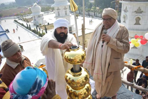 Kalash installation ceremony completed at Jaigurudev’s birthplace